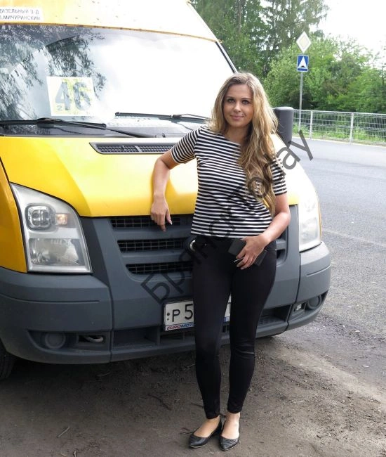 Дівчина-водій брянської маршрутки зачарувала користувачів мережі (3 фото)