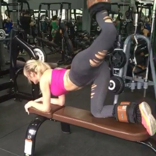 Таліта Зампіроллі - ефектна фігуриста блондинка, народжена чоловіком (22 фото) – фото 21