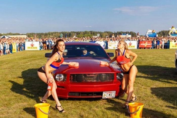 У Гродно відбувся конкурс еротичного миття автомобілів (25 фото) – фото 6