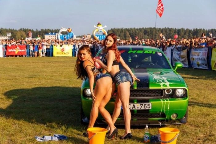 У Гродно відбувся конкурс еротичного миття автомобілів (25 фото) – фото 9