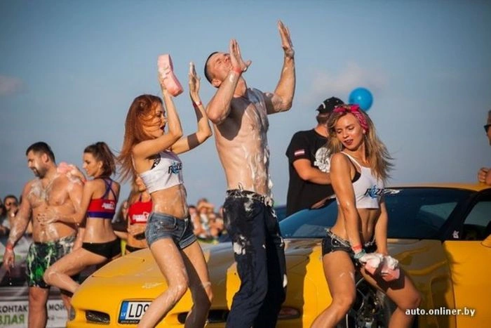 У Гродно відбувся конкурс еротичного миття автомобілів (25 фото) – фото 25