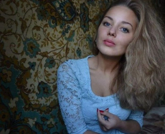 Гарні дівчата на килимах і під килимами (44 фото) – фото 1