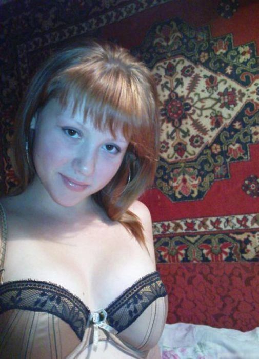 Гарні дівчата на килимах і під килимами (44 фото) – фото 4