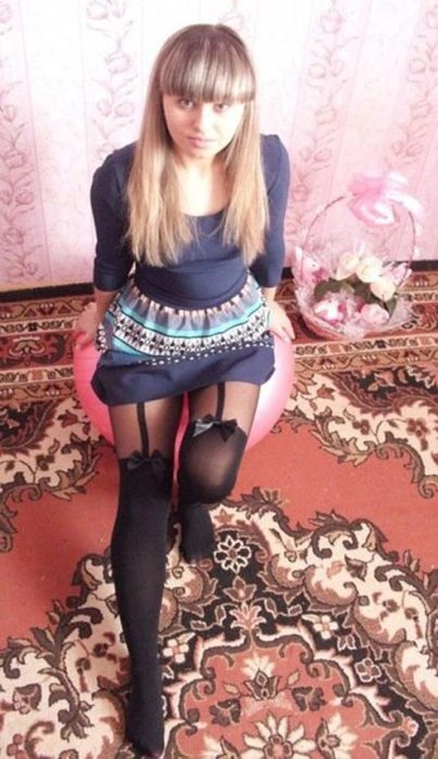 Гарні дівчата на килимах і під килимами (44 фото) – фото 23