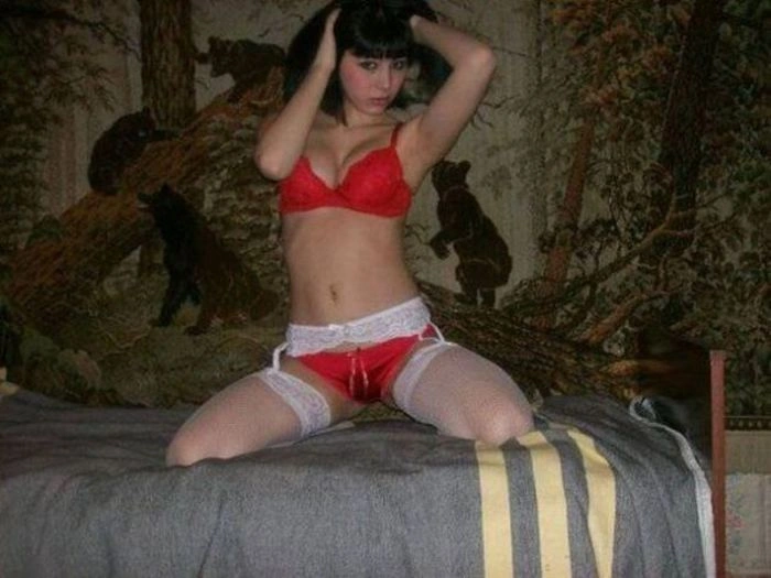 Гарні дівчата на килимах і під килимами (44 фото) – фото 38