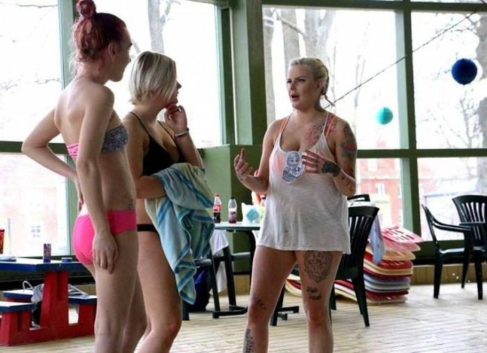 Шведки у купальниках об'єдналися в добровільний патруль (13 фото) – фото 7