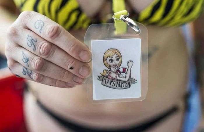 Шведки у купальниках об'єдналися в добровільний патруль (13 фото) – фото 10