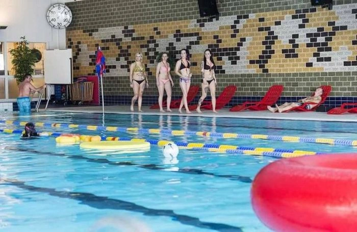 Шведки у купальниках об'єдналися в добровільний патруль (13 фото) – фото 12