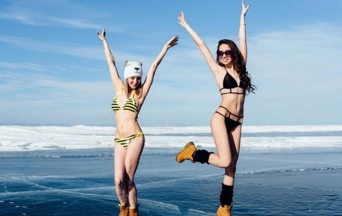 На Байкалі при 20-градусовому морозі відбулася вечірка в купальниках (14 фото) – фото 1