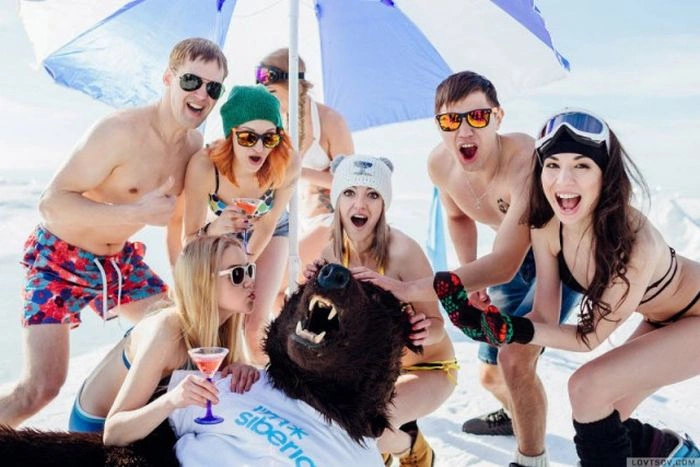 На Байкалі при 20-градусовому морозі відбулася вечірка в купальниках (14 фото) – фото 7