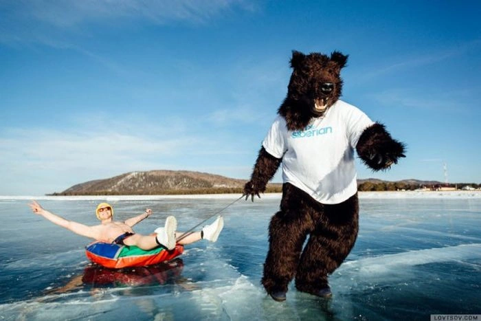 На Байкалі при 20-градусовому морозі відбулася вечірка в купальниках (14 фото) – фото 9