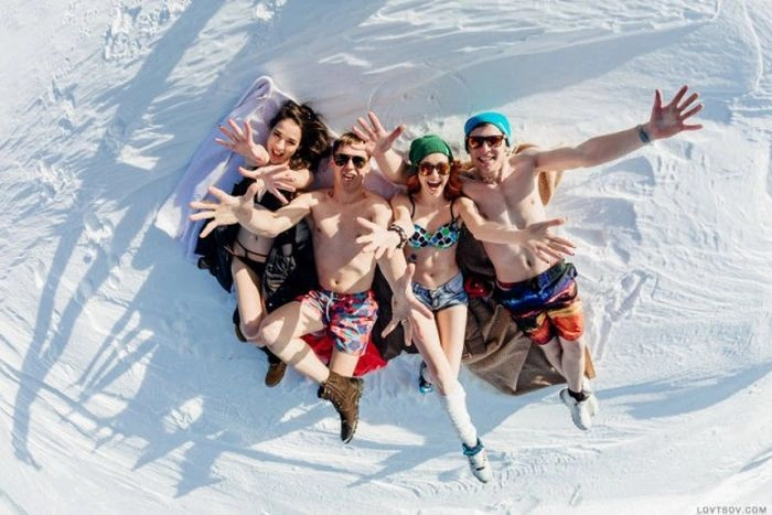 На Байкалі при 20-градусовому морозі відбулася вечірка в купальниках (14 фото) – фото 10