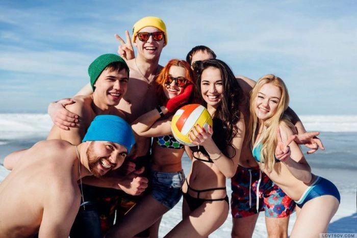 На Байкалі при 20-градусовому морозі відбулася вечірка в купальниках (14 фото) – фото 14