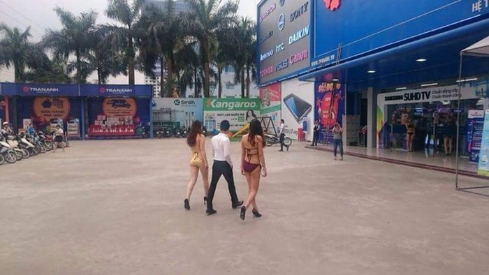 У В'єтнамі продавці електроніки вдягли бікіні (7 фото) – фото 2