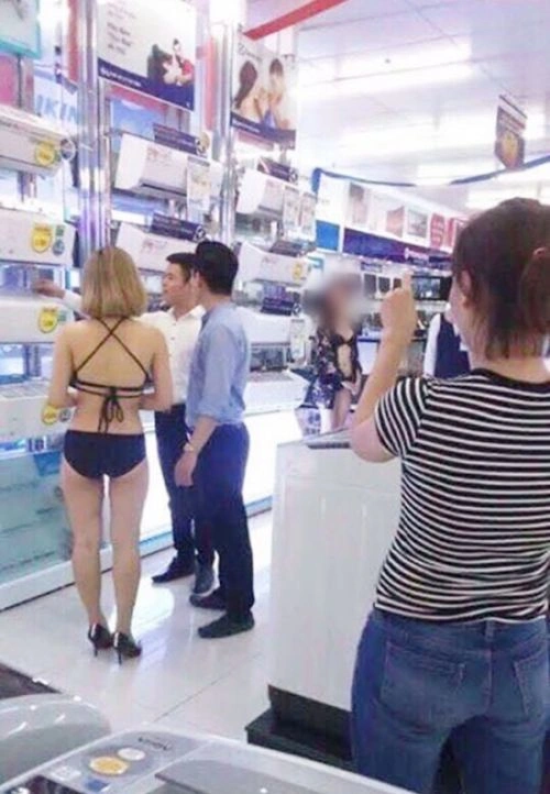 У В'єтнамі продавці електроніки вдягли бікіні (7 фото) – фото 4