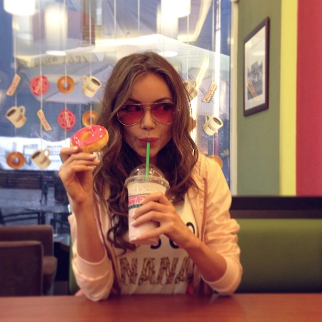 Тверчанку Ассоль Васильєву назвали двійником актриси Анджеліни Джолі (30 фото) – фото 3