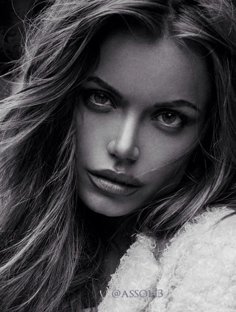 Тверчанку Ассоль Васильєву назвали двійником актриси Анджеліни Джолі (30 фото) – фото 6