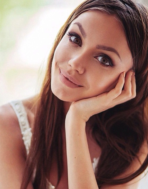 Тверчанку Ассоль Васильєву назвали двійником актриси Анджеліни Джолі (30 фото) – фото 23