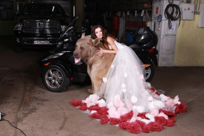 Смілива фотосесія дівчини з ведмедем (20 фото) – фото 6