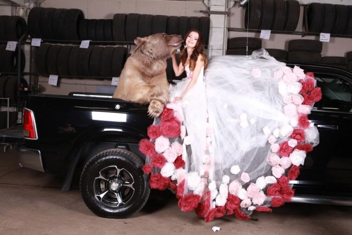 Смілива фотосесія дівчини з ведмедем (20 фото) – фото 7