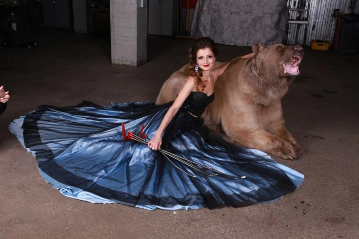 Смілива фотосесія дівчини з ведмедем (20 фото) – фото 9