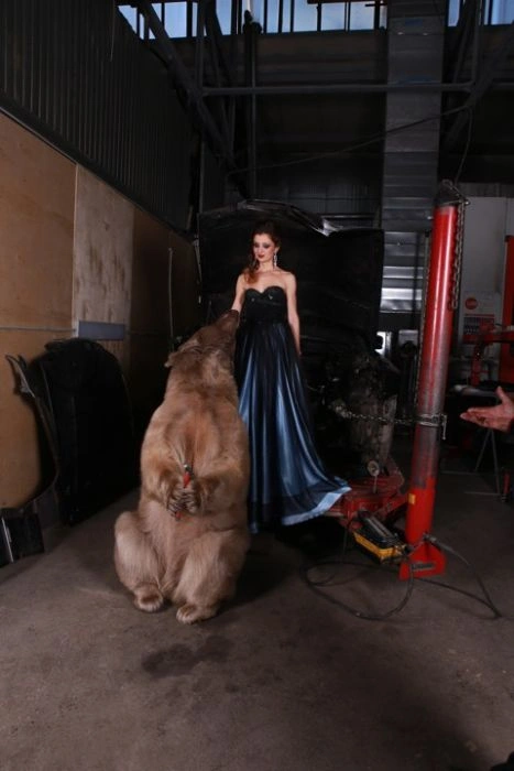 Смілива фотосесія дівчини з ведмедем (20 фото) – фото 11