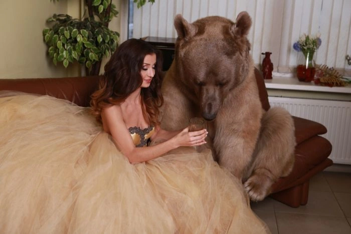 Смілива фотосесія дівчини з ведмедем (20 фото) – фото 14