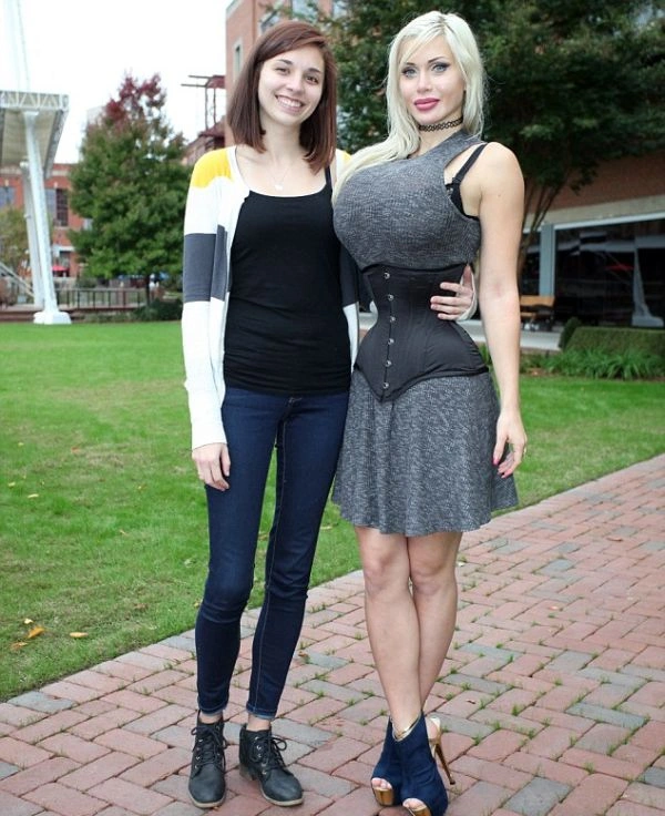 Шведка витратила 120 000 доларів, щоб виглядати як Джессіка Роббіт (17 фото) – фото 14