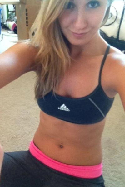 Дівчата в спортивних бюстгальтерах (38 фото) – фото 17