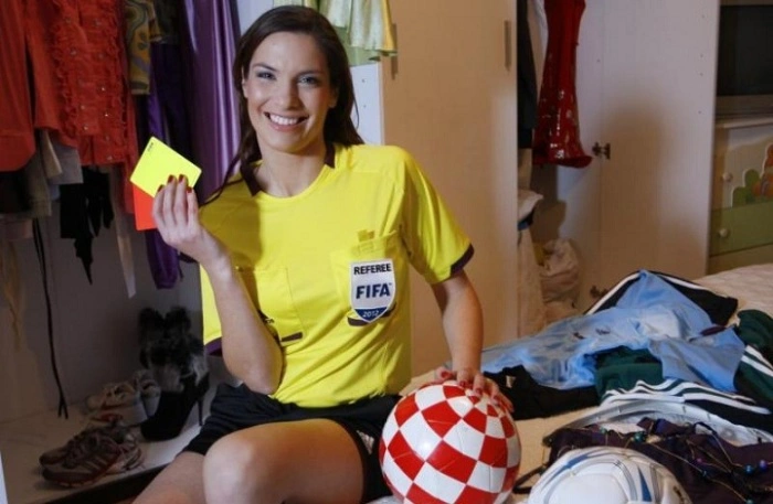 Найкрасивіші жінки-судді зі світу футболу (13 фото) – фото 7