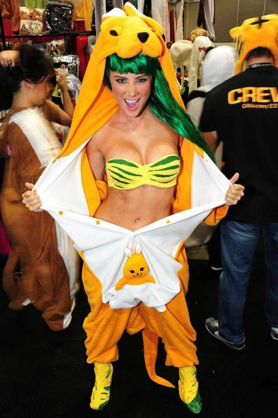 Сара Джин Андервуд приміряє костюми для косплею (66 фото) – фото 21