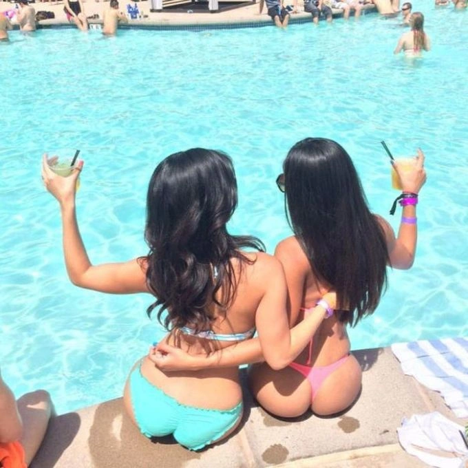 Сексуальні офіціантки в бікіні (43 фото) – фото 1