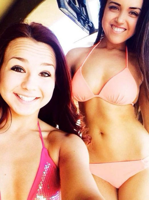 Сексуальні офіціантки в бікіні (43 фото) – фото 7