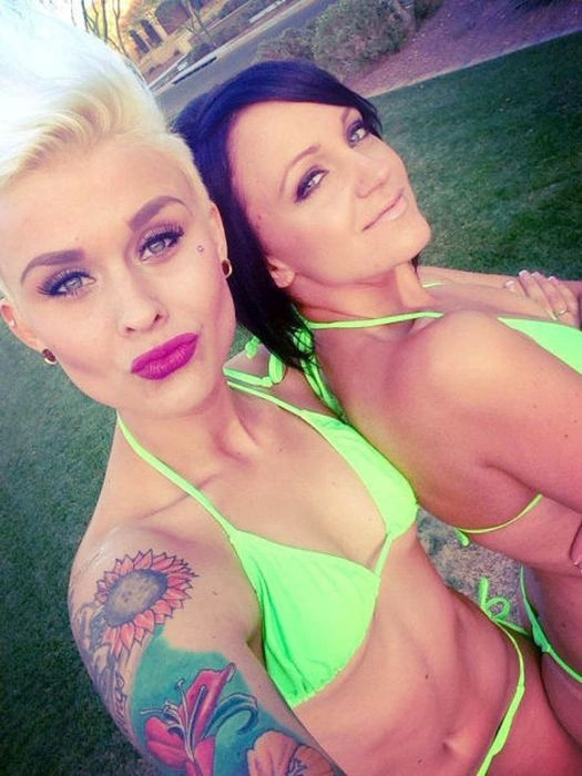 Сексуальні офіціантки в бікіні (43 фото) – фото 9