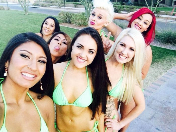 Сексуальні офіціантки в бікіні (43 фото) – фото 10