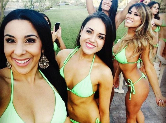 Сексуальні офіціантки в бікіні (43 фото) – фото 11