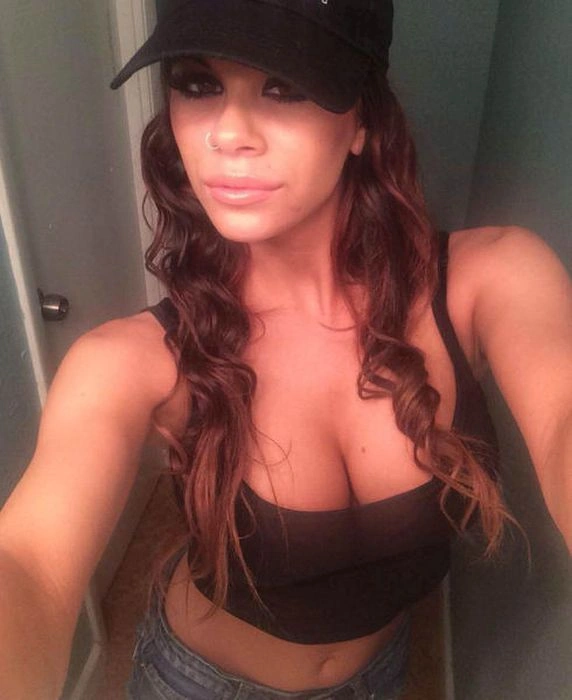 Сексуальні офіціантки в бікіні (43 фото) – фото 37