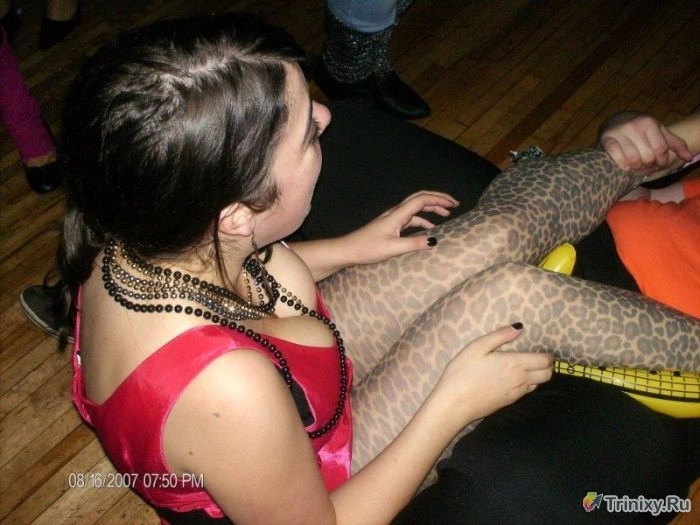 Дівчата в облягаючих блузках (23 фото) – фото 5