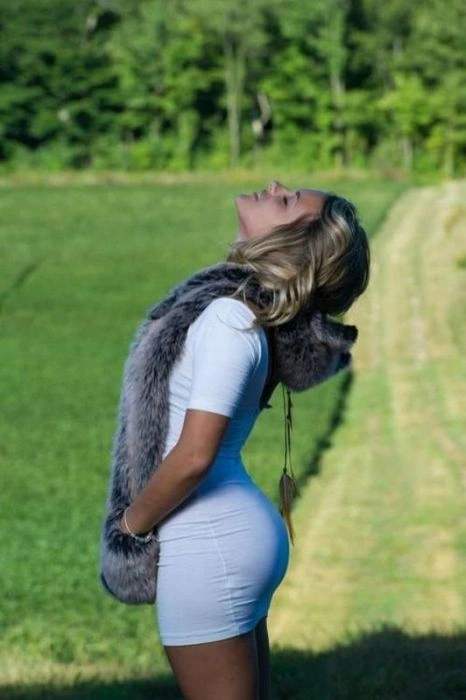 Дівчата в облягаючих сукнях (50 фото) – фото 17