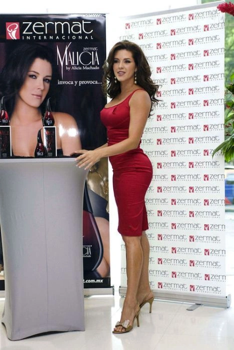 Дівчата в облягаючих сукнях (50 фото) – фото 33