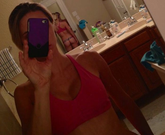 Дівчата фотографують своє відображення в дзеркалі (42 фото) – фото 1