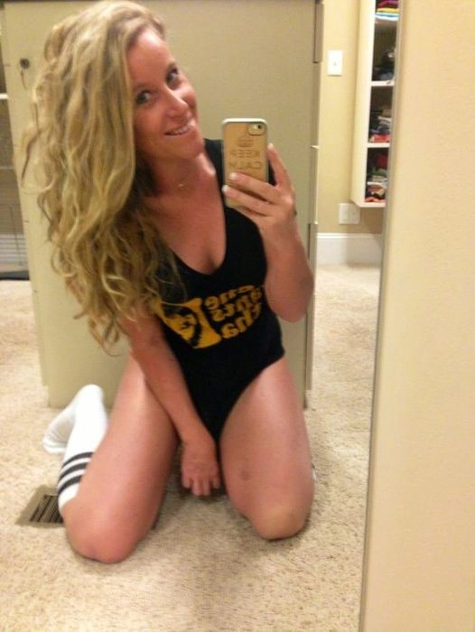 Дівчата фотографують своє відображення в дзеркалі (42 фото) – фото 3