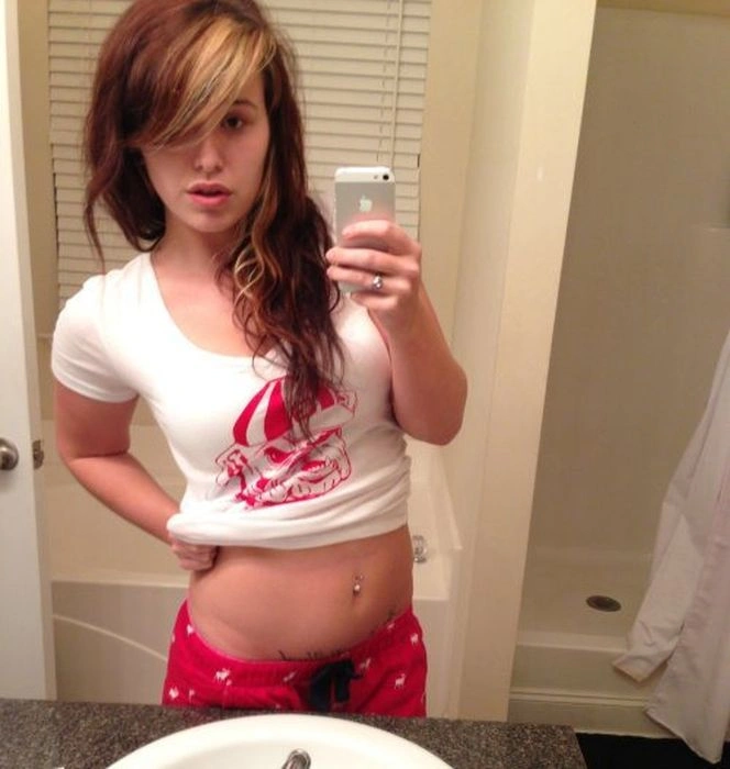 Дівчата фотографують своє відображення в дзеркалі (42 фото) – фото 10