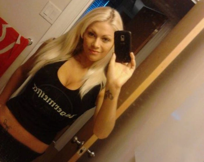 Дівчата фотографують своє відображення в дзеркалі (42 фото) – фото 11