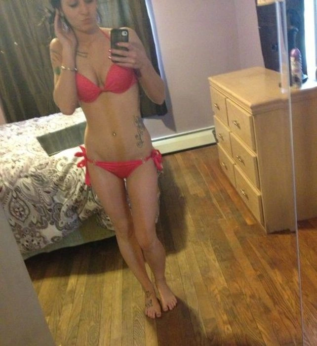 Дівчата фотографують своє відображення в дзеркалі (42 фото) – фото 17