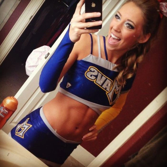 Дівчата фотографують своє відображення в дзеркалі (42 фото) – фото 18