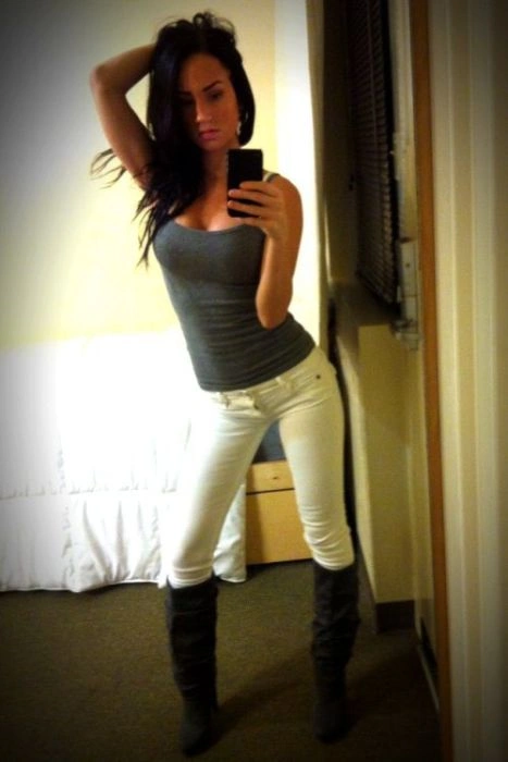 Дівчата фотографують своє відображення в дзеркалі (42 фото) – фото 19