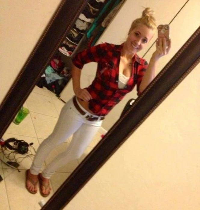 Дівчата фотографують своє відображення в дзеркалі (42 фото) – фото 20