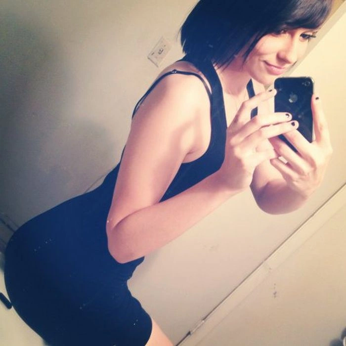 Дівчата фотографують своє відображення в дзеркалі (42 фото) – фото 23