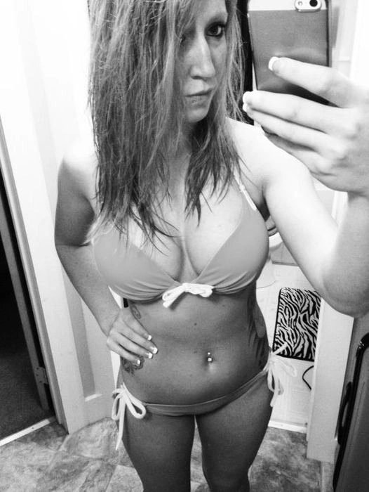 Дівчата фотографують своє відображення в дзеркалі (42 фото) – фото 25